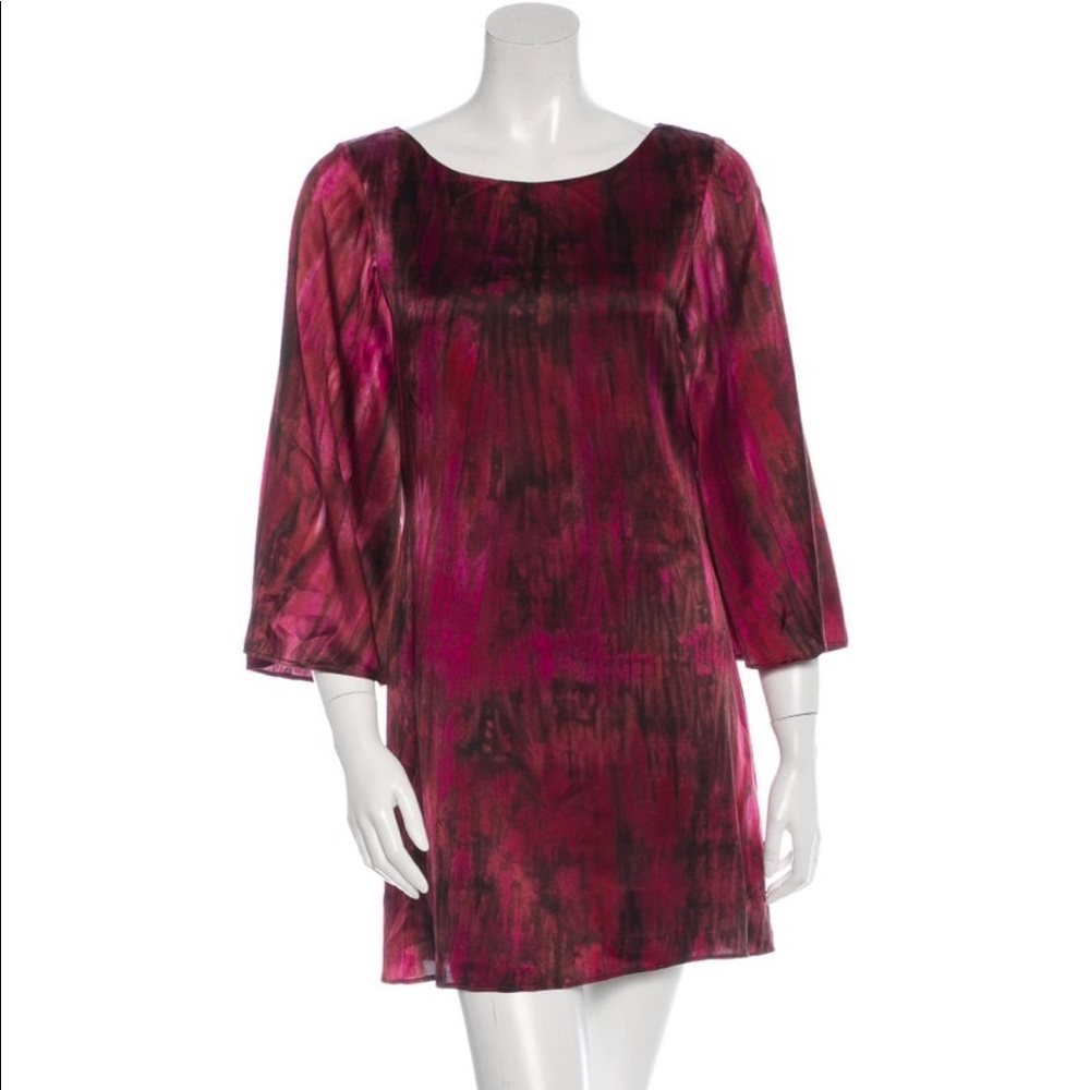 Alice + Olivia silk tie-dye mini shift dress. 3/4 kimono sleeves.Red black.Small
